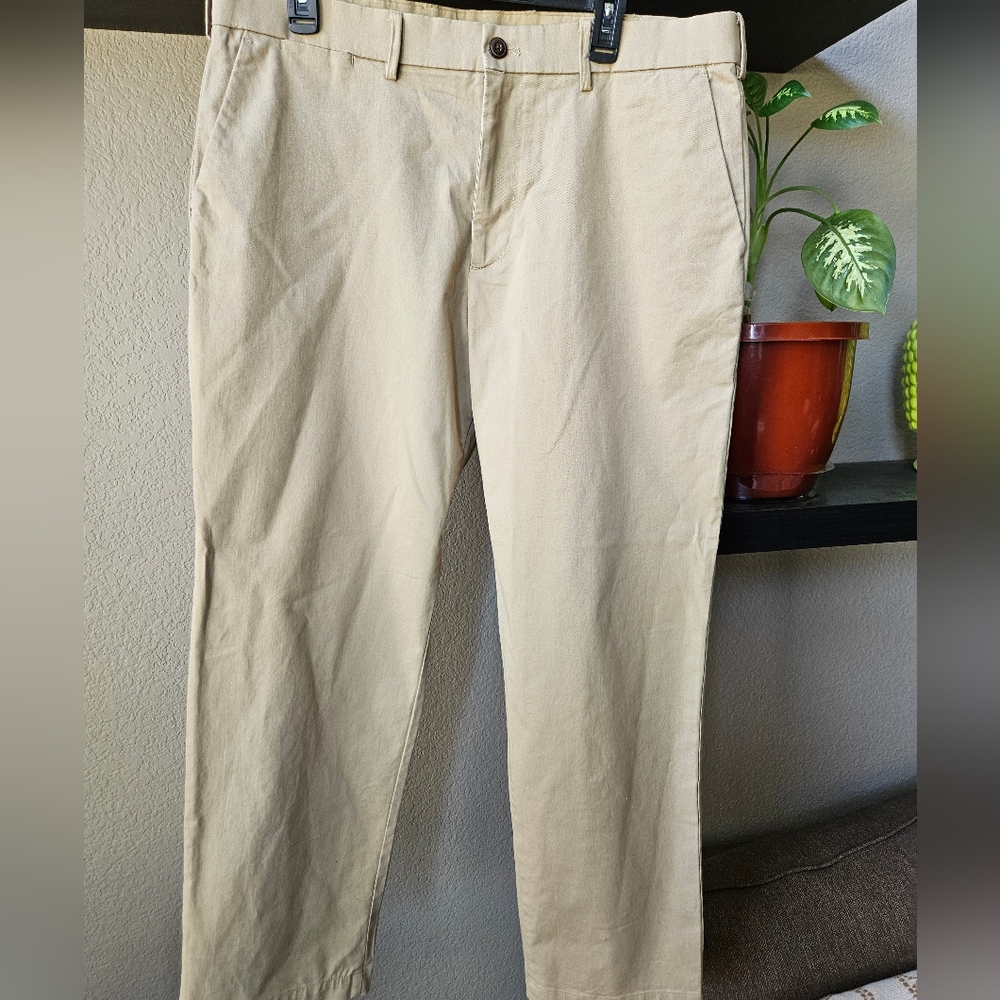 Gap Mens Essential Khakis (relaxed fit) 36 X 30 Tan